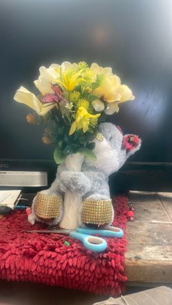 Teddy bear holding flower rhinestone out
