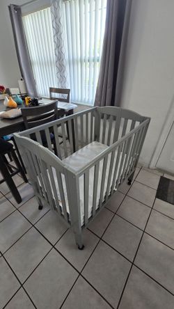 Cuna pequeña de bebe