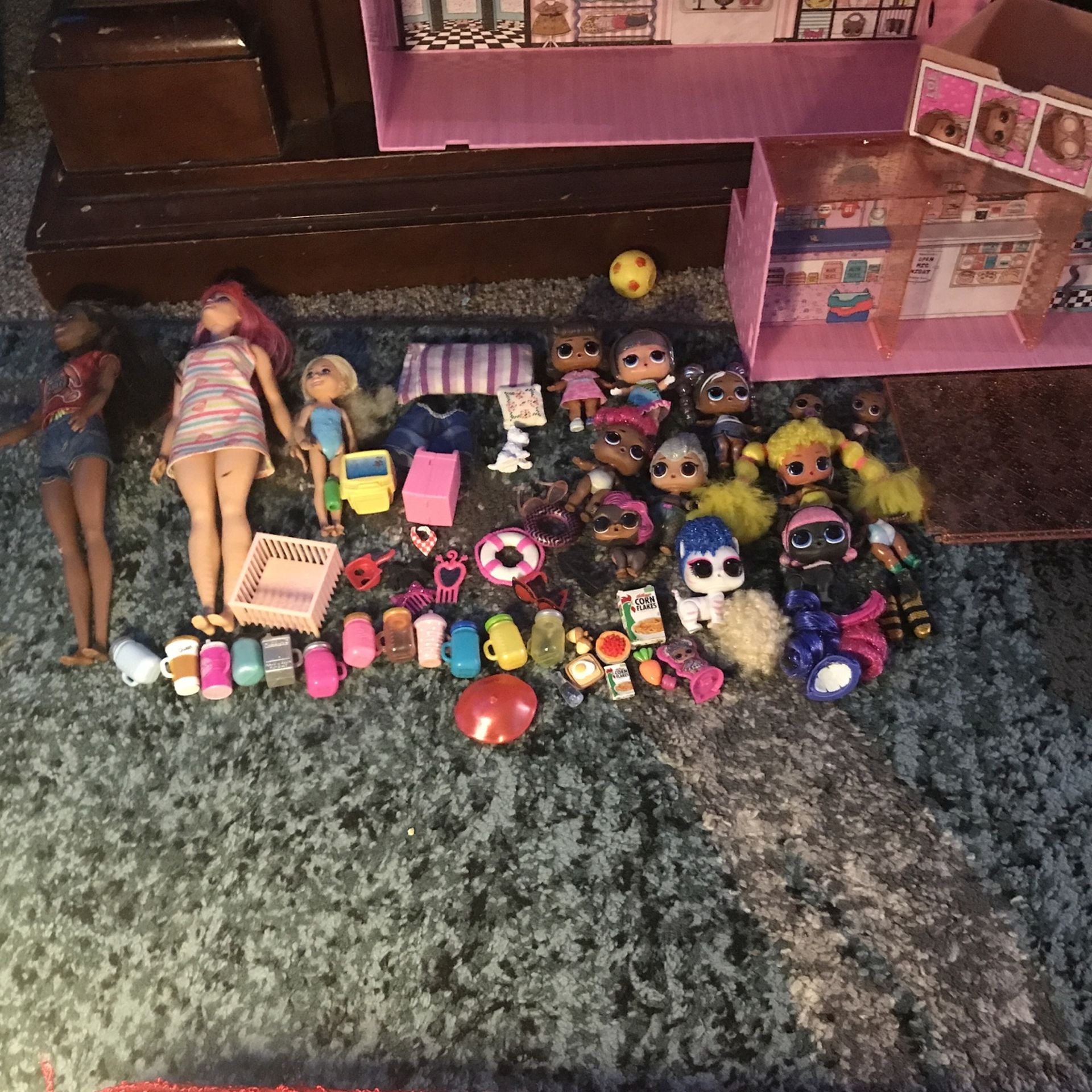 Barbies And Lol Toys