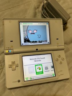 Nintendo DSI console white with charger worn