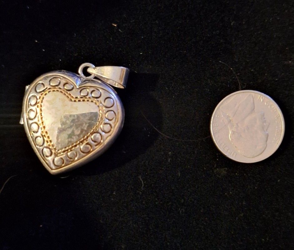 $8. Obo Beautiful Vintage Locket "C" Perfect 4 Mother's Day