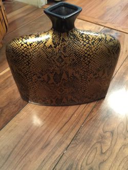 CERAMIC VASE DECOR. 10 " TALL X 10" WIDE