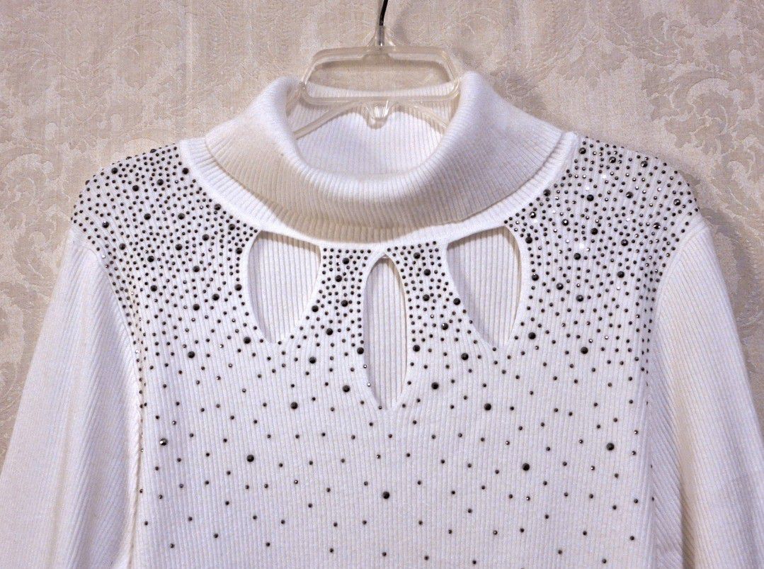 Venus creamy white ribbed turtleneck sweater, silver faceted beads Sz. XL