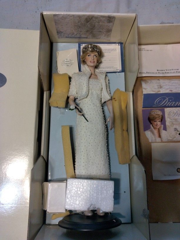 Vintage Gorgeous Diana Princess Of Wales Porcelain Doll By Franklin Mint.