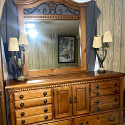 ❤️🤍💙 Nice 6 Drawer Dresser w/ Center Cabinet and Mirror in Great Condition ❌See Desc for Freebies❌