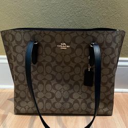 COACH Purse Brown With C designs