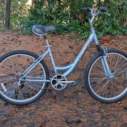Diamondback Serene Citi Classic Medium Size (17") Step Through Hybrid Bicycle 