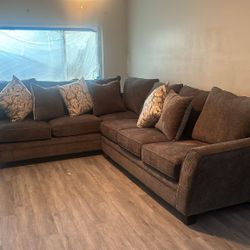 Amazing Brand New Sectional ( 129’x99’ )