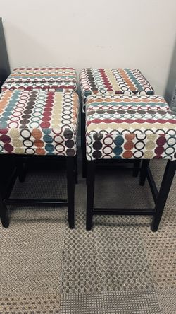 Set of 4 Pub Table Bar stools, Thick Seat Cushion 25” Seat H x 16”W Juego de 4 taburetes de bar para