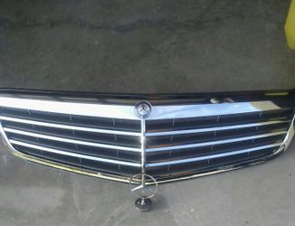 2010 Mercedes benz c300 front grill and emblem!!!