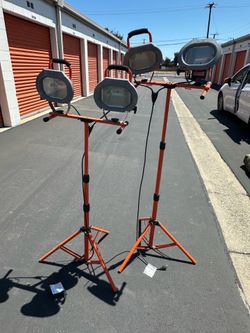 Pair of Designers Edge L14SLED 1000-Watt Twin-Head Halogen Work Light on a telescoping tripod stand.