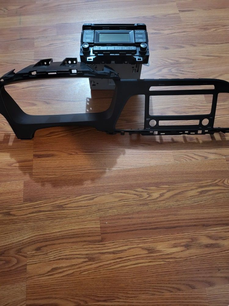 2015-2017 Hyundai Sonata Stereo Radio And Bezel Trim