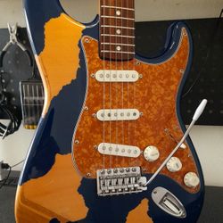 Fender Squier Strat - 20th Anniversary - Relic design electric guitar + Fender Gig bag.
