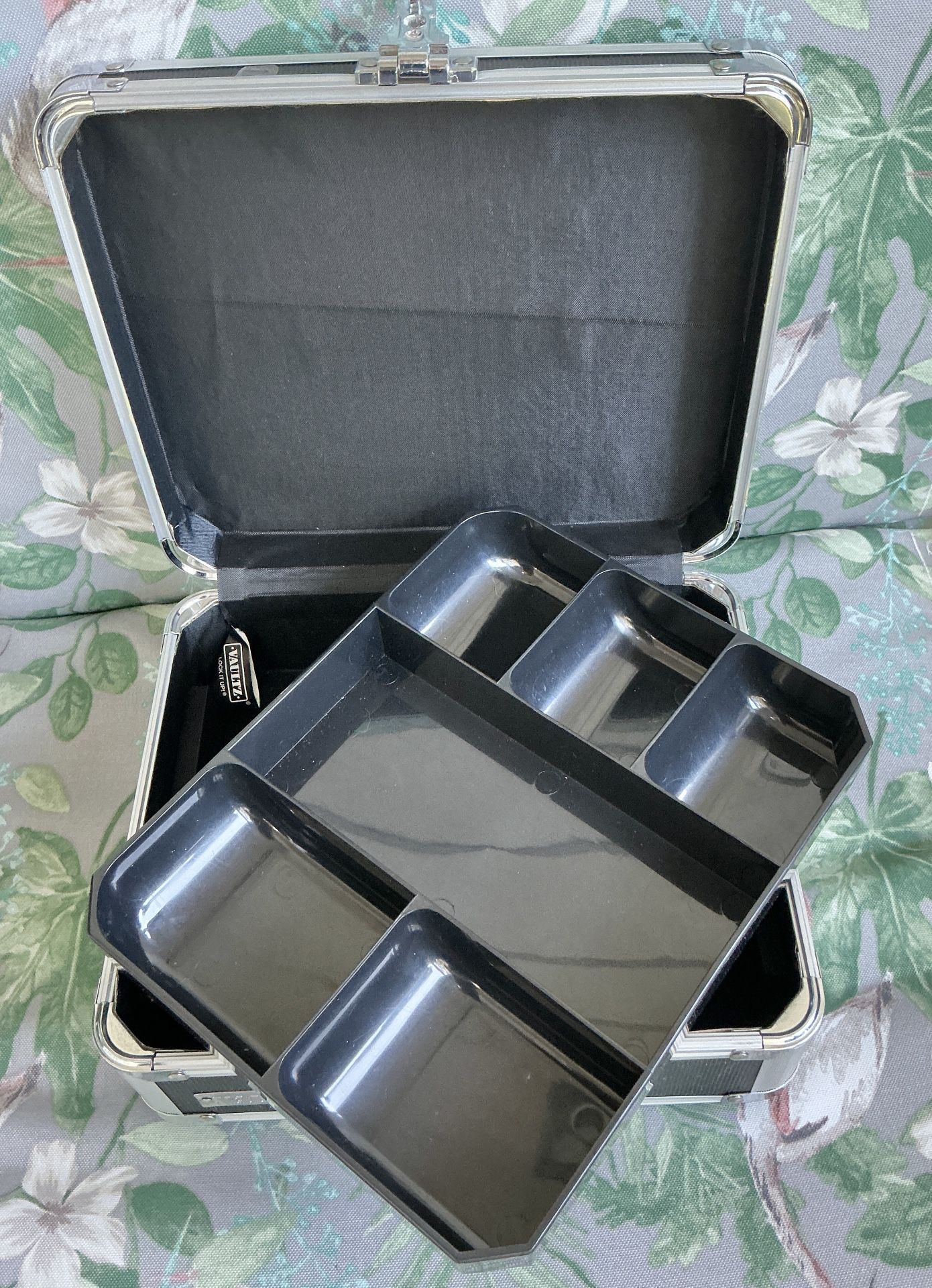 Vaultz Cash Box Tray Combination No Key Metal Box Like NEW