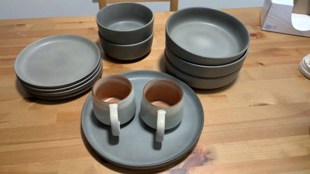 24pcs dinnerware + 2 free serving bowls