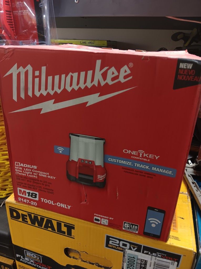 Milwaukee RADIUS M18 LED Compact Site Light W/ ONE - KEY (Twist Lock). Tool-Only