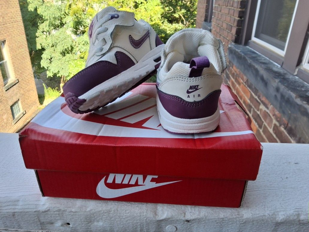 6.5 Toddlers Purple And White Nike Shoe 