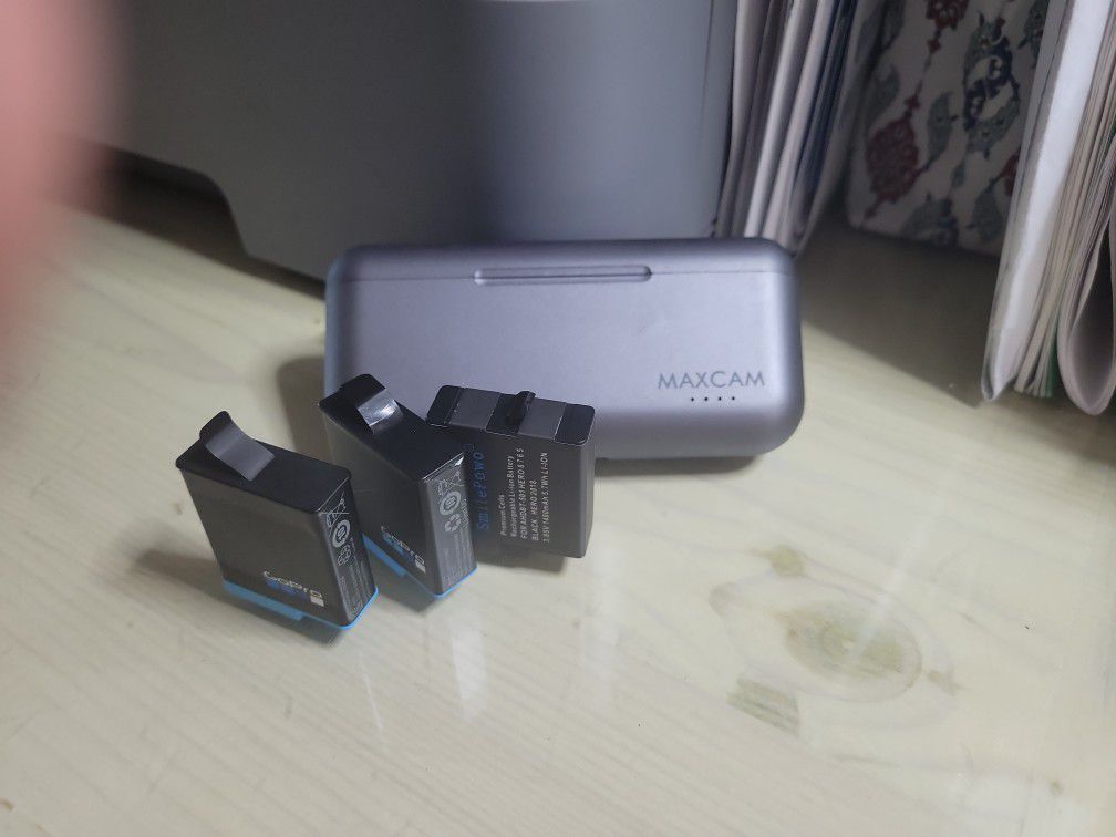 GOPRO HERO 8 BATTERY & CHARGER 