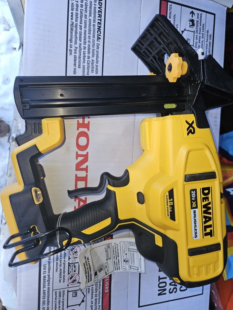 New Dewalt DCN682 20v XR BL 18GA Flooring Stapler
