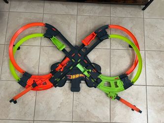 Hot Wheels Figure-8 / Criss Cross-style Raceway
