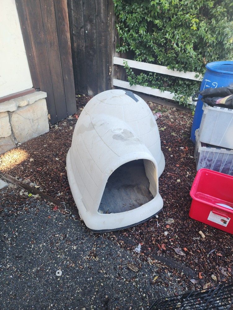 Free.igloo Dog House