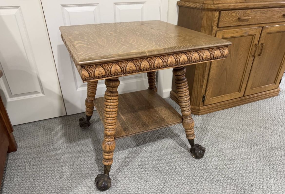 Beautiful Large Antique Tigers Oak Clawfoot Parlor Table