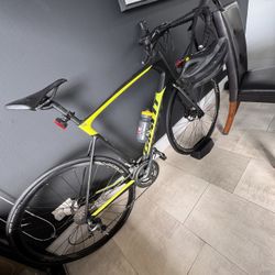 TRAINER AND GIANT ROAD BIKE  / LARGE FRAME A