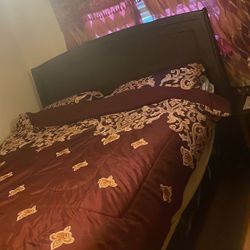 KING BEDROOM SET LIKE NEW ! 4 PC