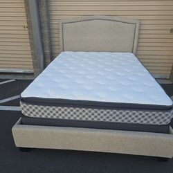 Almost new queen size bed with mattress/cama tamaño queen casi nueva con colchon