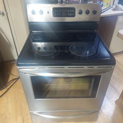 Frigidaire Gallery Series Black And Stainless 5 burner Glass Top Stove With Self Cleaning Convection Oven Works Excellent 