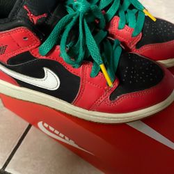 Jordan 1mid SE ‘Christmas’’