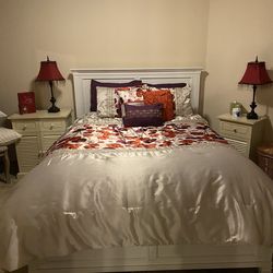 Queen bed, great condition $250 or best offer , not available until 5/10