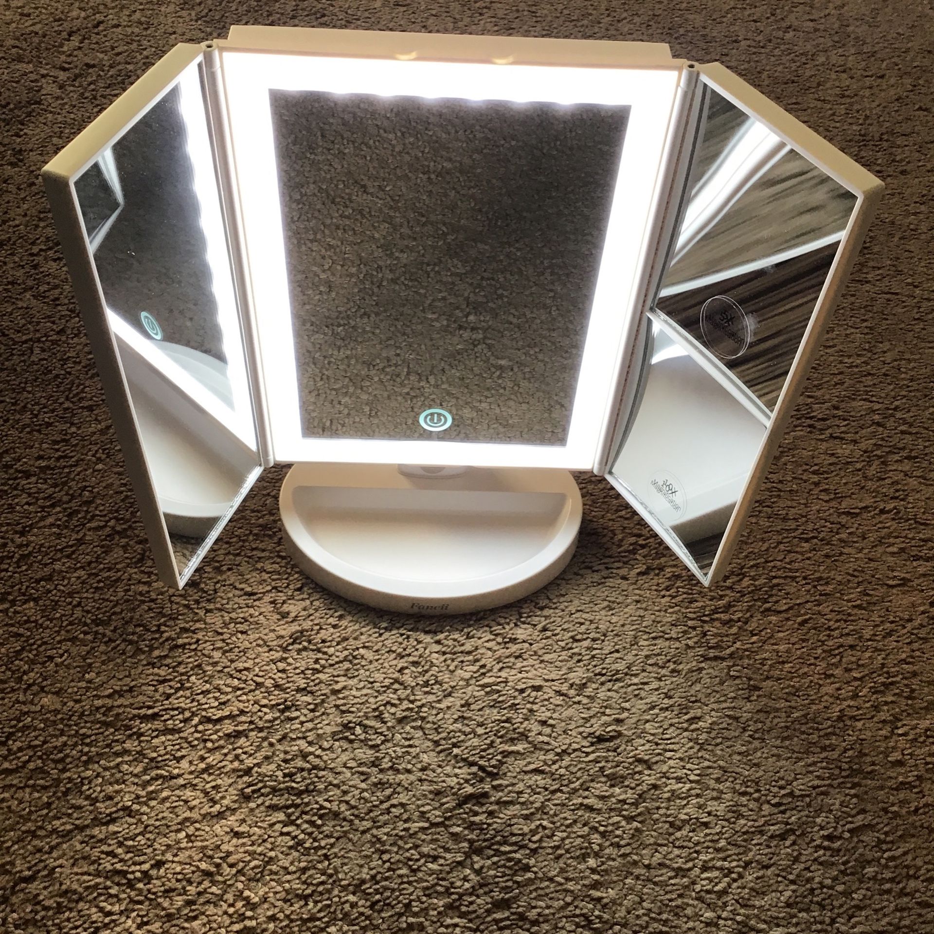 Trifold with Lighted Vanity Mirror