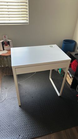 Makeup vanity/ work desk