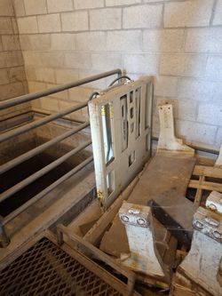 Tenant Wharehouse And Parking Lot Sweeper