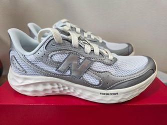New Balance Fresh Foam Arishi v4 TIRALUX - White/Silver Metallic - Women's 7 - Brand New In Box