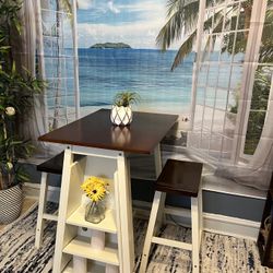 Beautiful breakfast bar, ideal for small spaces!Table with Stools.Table has Some marks.I can Deliver