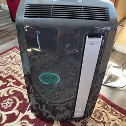 DeLonghi Portable A/C + Heater (12,500 BTU) – Like New – Complete Kit