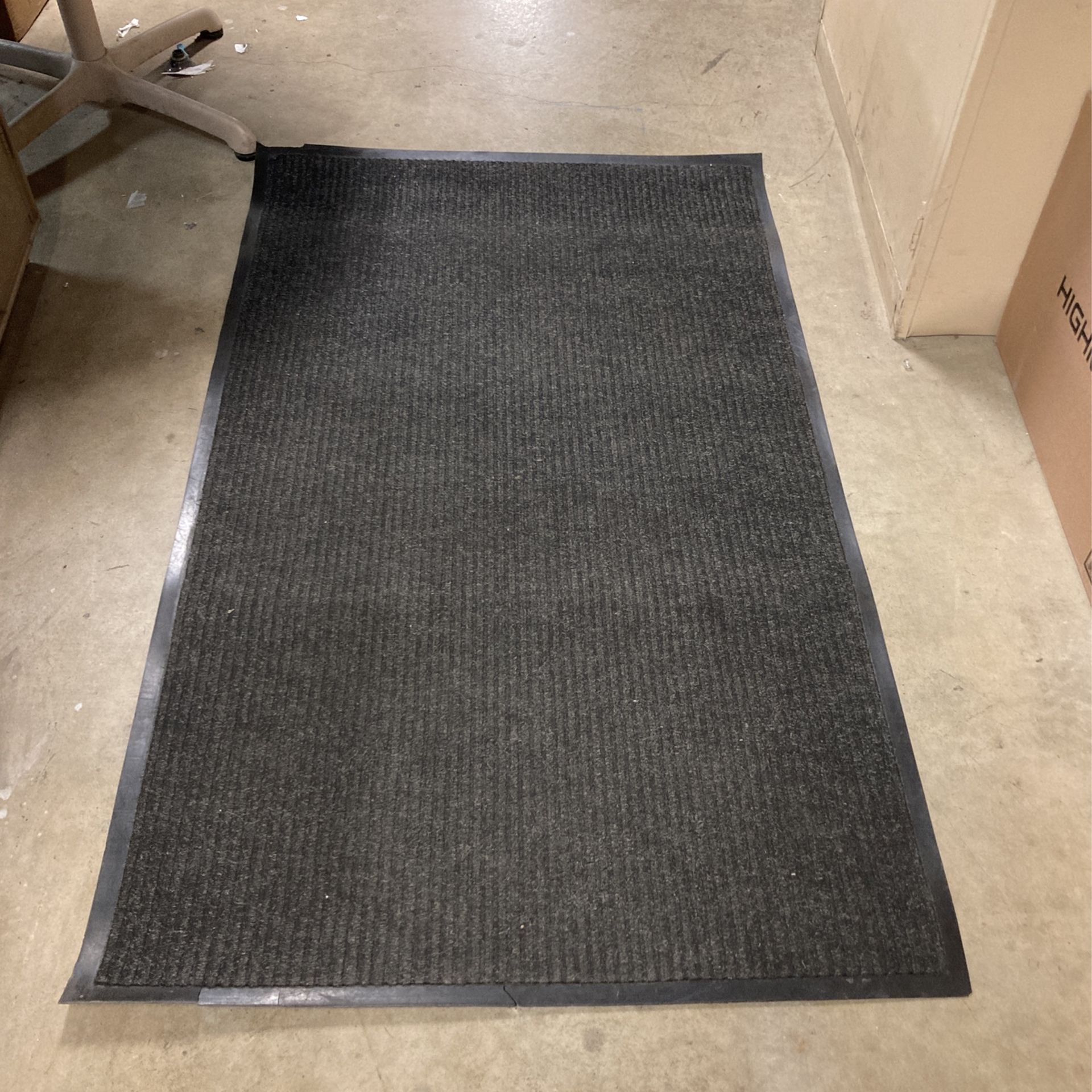 Floor Carpet 5 X3   15 Dollars