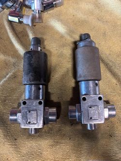 Aircraft lowrider hydraulic dumps