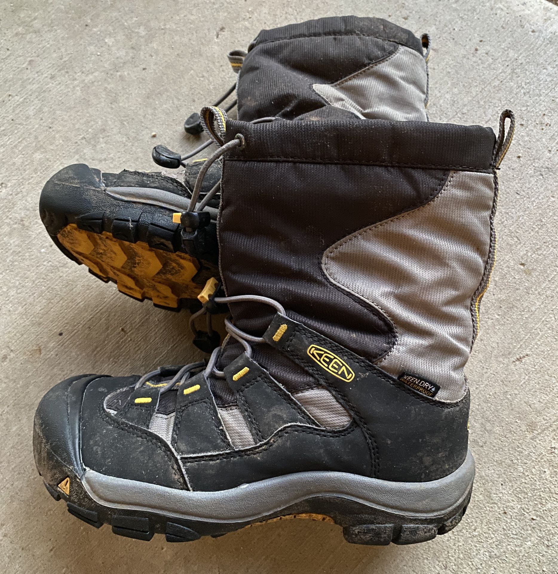 KEEN Cold Weather Boots Kids/Youth Size 3