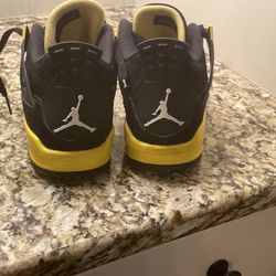 Jordan 4 Thunder