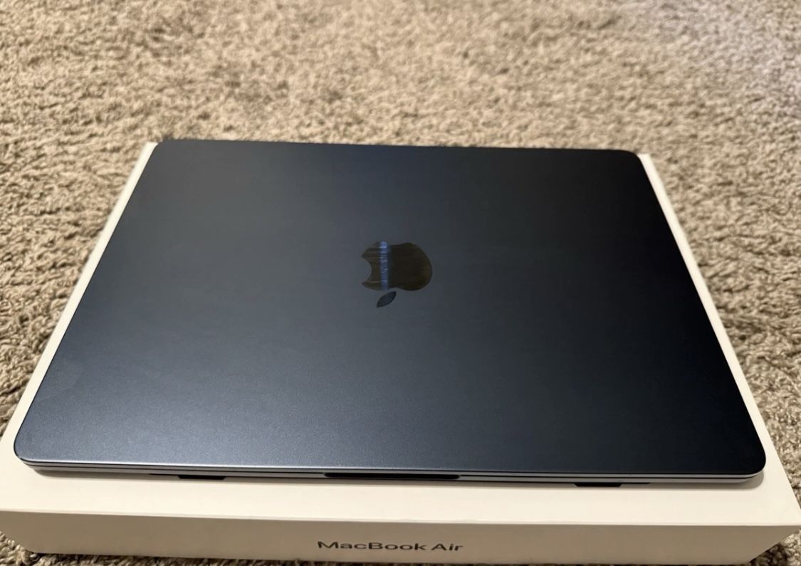  Apple Macbook Air  M2 13.6” 16 GB Ram 256GB Hard Drive 2022 Mint Condition 