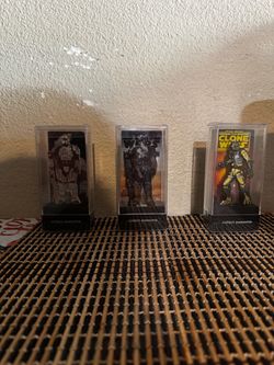 Limited run LOCKED UNCLAIMED Paz Vizsla and Bossk figpins