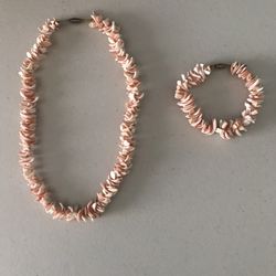 Beautiful Shell Necklace And Matching Bracelet 