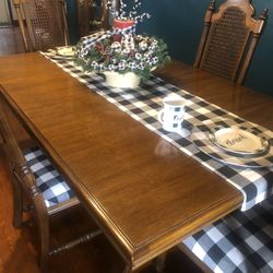 Thomasville 10 Piece Dinning Room set. Table, 6 Chairs, 2 Piece Buffet And Dry Sink.