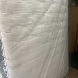 Sealy Mattress Posturepedic Queen Size