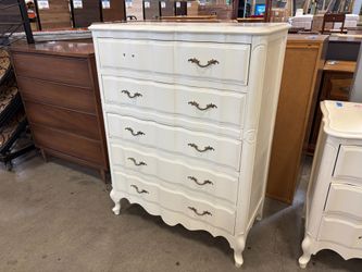 HICKORY MAUNUFACTURING Vintage French Provincial Ivory 5 Drawer Chest Dresser with Decorative Brass Pulls