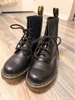 Dr. Martens Black Smooth Leather Boots ‼️😍