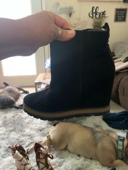 Like new boots size 6 black
